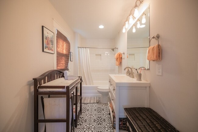 Building Photo - 2 bedroom 2 bath Madison cottage