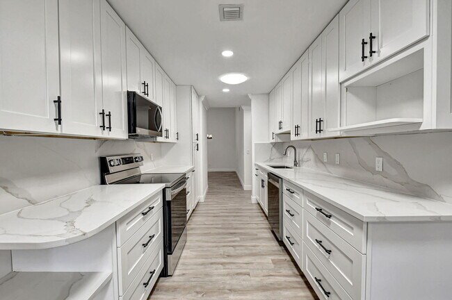 Building Photo - 4705 Fountains Dr S