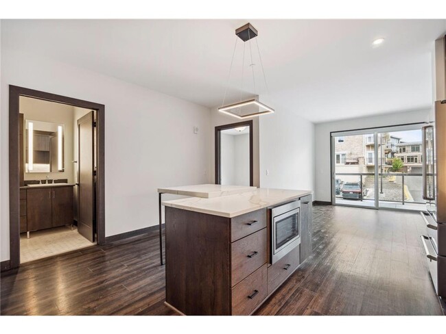 Building Photo - 253 Lake St E