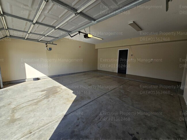 Building Photo - 3 bedroom/ 2.5 bathroom 2 story home.