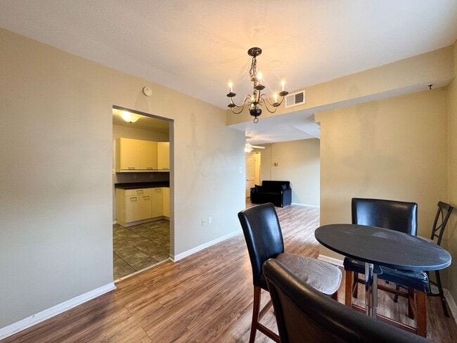 Building Photo - Sun-filled 1 Bed 1 Bath Condo With Balcony In Hawthorne Village