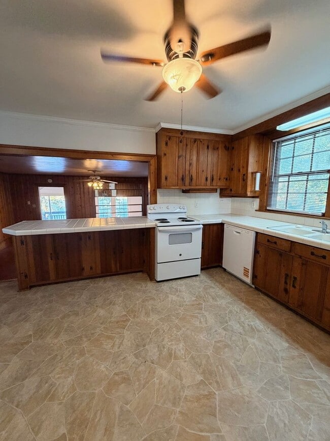 Building Photo - 332 Pinelake Dr.