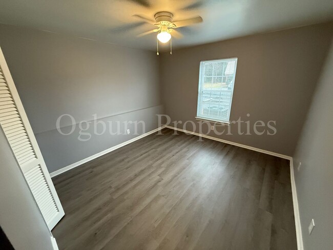 Building Photo - 3824-F Country Club Rd-2BR/1BA-APT!!!