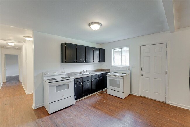 Building Photo - Charming Renovated 2-Bedroom Duplex Near D...