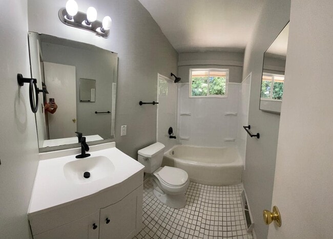 Building Photo - 521 Blendwood Dr