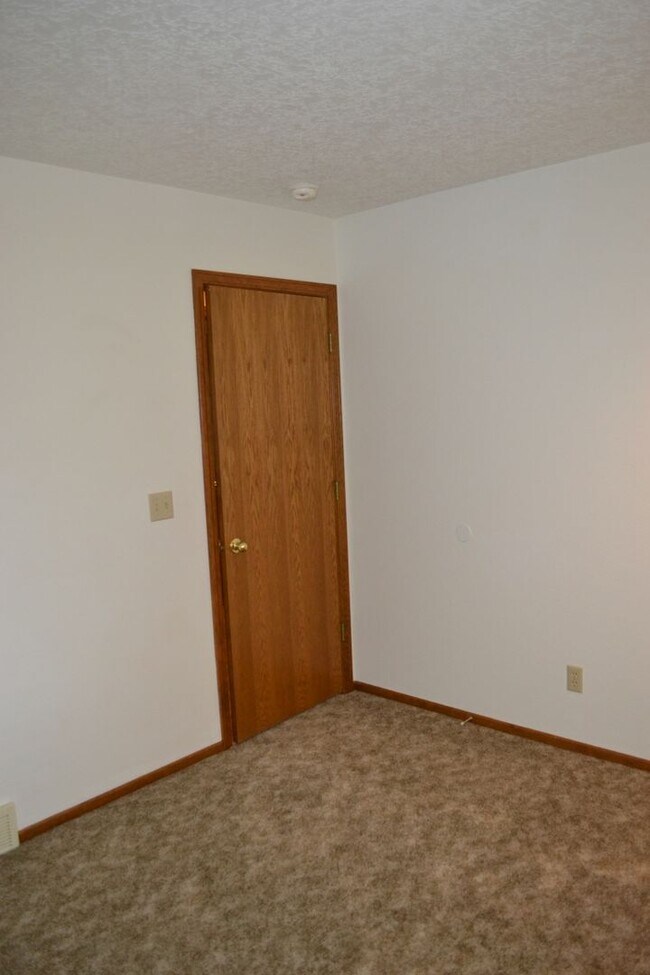 Building Photo - BEAUTIFUL 3 BEDROOM 3 BATH HOUSE LOCATED IN SOUTH SALEM