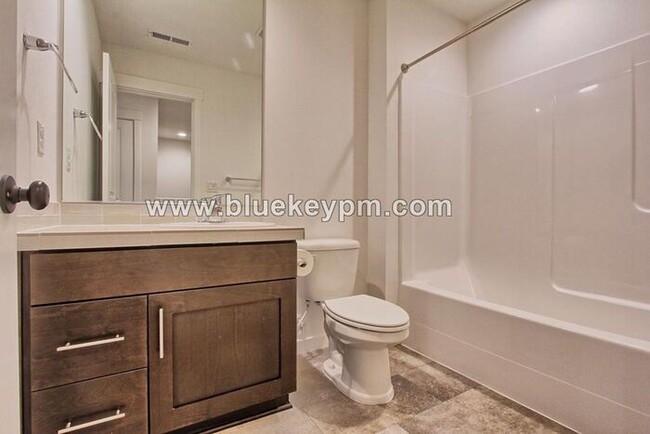 Building Photo - 3 Bed, 2.5 Bath Townhome in Near WSU and L...