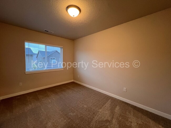 Building Photo - Newer Townhome in North Vancouver/Ridgefield