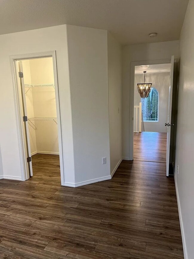 Building Photo - Enormous Tri-Level Townhome 2/2 w/Bonus Room Available Feb. 6th