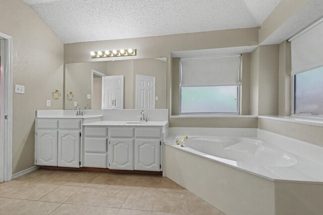 Building Photo - 1306 Woodmont Dr