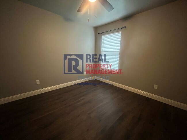 Building Photo - Attractive 3 Bed 2 Bath Home in Gated Lakeside Community!