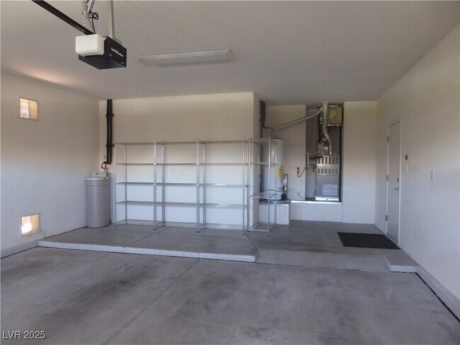 Building Photo - 2545 Youngdale Dr
