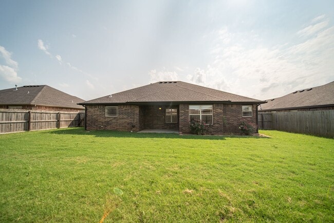 Building Photo - ***704 SW Cabriolet St***