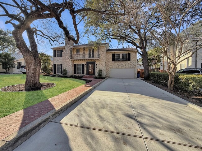 Building Photo - Luxury 4-Bedroom Home with 3,400+ Sq Ft in Prime San Antonio Location