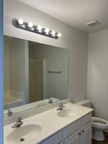 Building Photo - Room in Townhome on Dunlevy Way