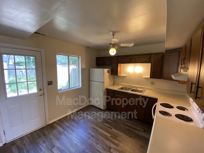 Building Photo - 729 Bellows Ave