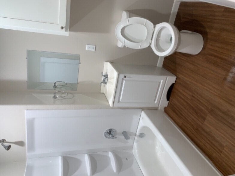 Building Photo - 906 Magnusson Ave