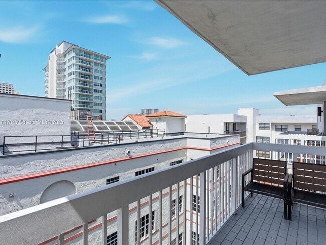 Building Photo - 3588 Collins Ave