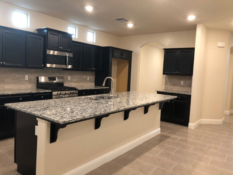 Building Photo - 2047 W Sunnyview Ave