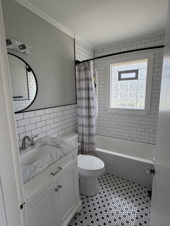 Building Photo - 4639 Southcrest Dr