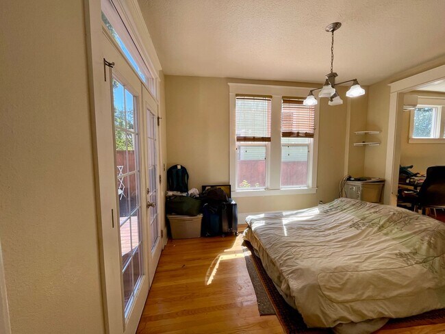 Building Photo - Lovely NE  3 Bed 2 Bath - King Neighborhood - A/C, Garage and Location!