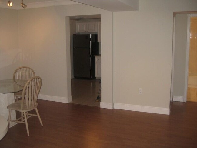 Building Photo - 711 N Pine Island Rd