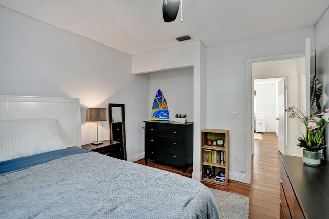 Building Photo - 9841 NW 9th Ct