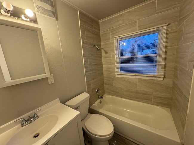 Building Photo - Modern 3Bedroom 1 Bath One-Level Home