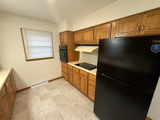 Building Photo - 2102 Woodlea Dr