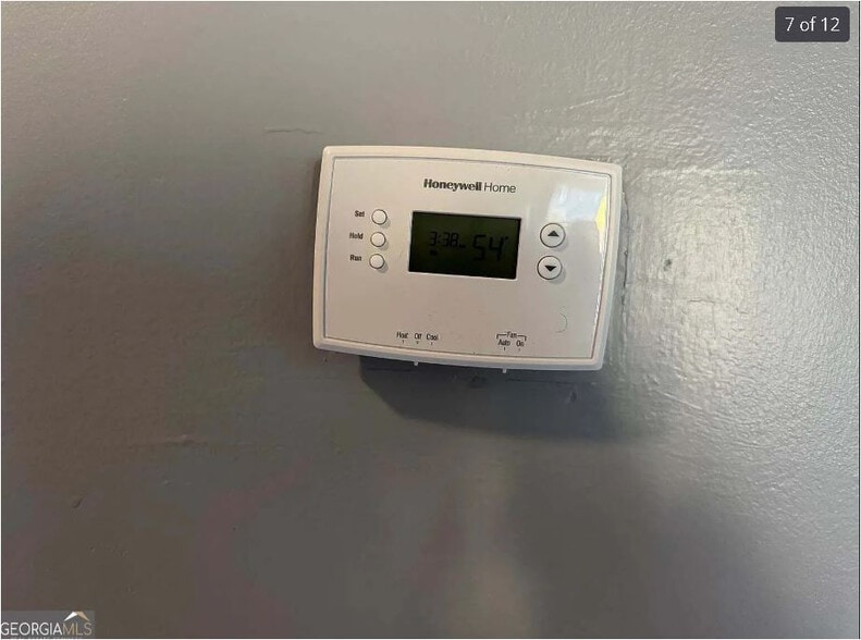 Building Photo - Room in Apartment on River Park Dr