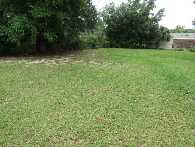 Building Photo - Gulf Breeze 2BR Apartment in Greenbriar with Large Bedrooms, Fenced Patio, Huge Backyard & Water/...