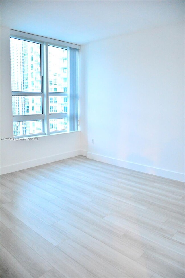 Building Photo - 950 Brickell Bay Dr