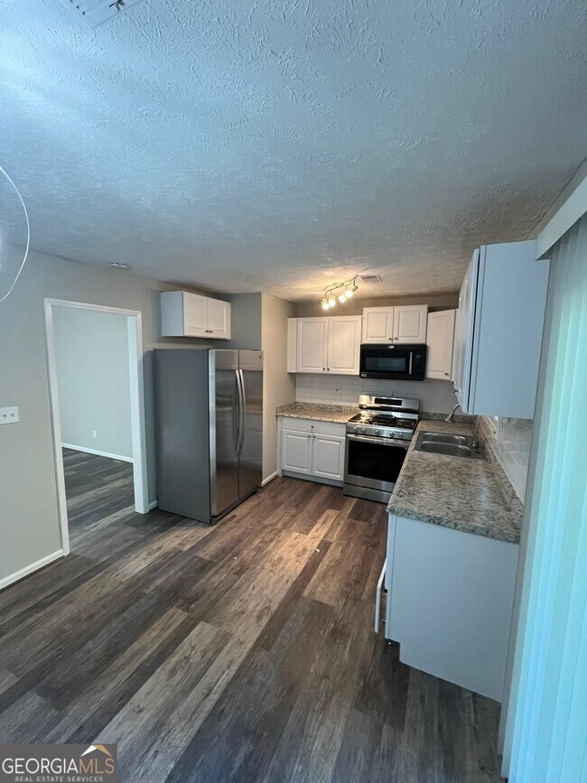 Building Photo - 2220 Mahan Dr