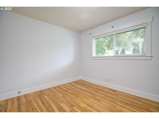 Building Photo - Lovely Ranch style home with park like rear fenced yard, Commonwealth lake Park just around the c...