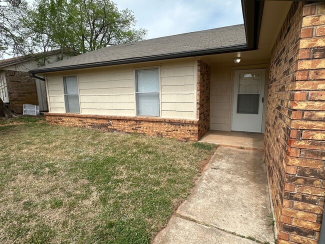 Building Photo - Nice 3bed, 1 1/2 bath. 2 car garage