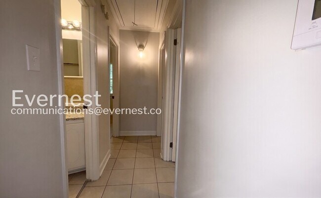 Building Photo - Cozy Home with Fenced Yard and Parking. / 3 Bed & 1 Bath / Availability Now!