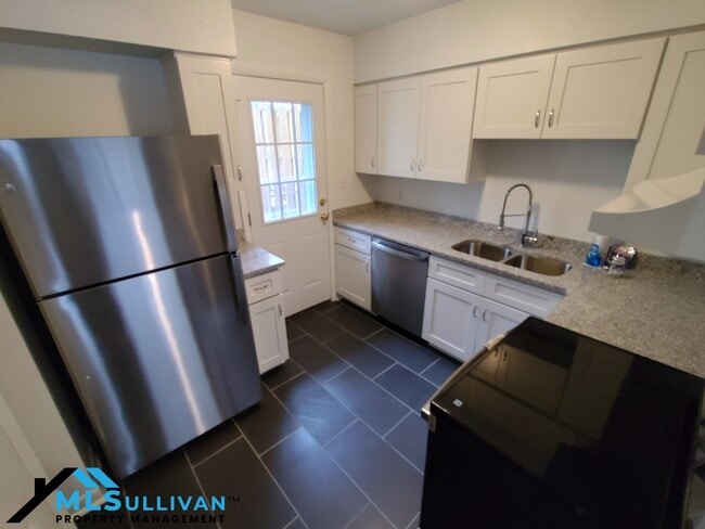 Building Photo - 220 Elizabeth St