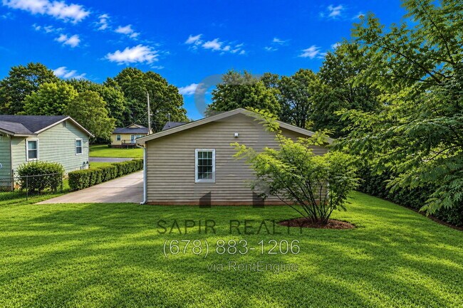 Building Photo - 2746 Knoll Rd SE