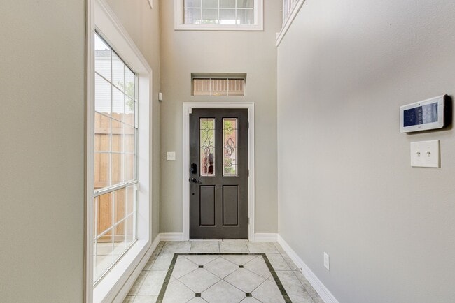 Building Photo - 3 bed, 3/1 bath updated townhome in the he...