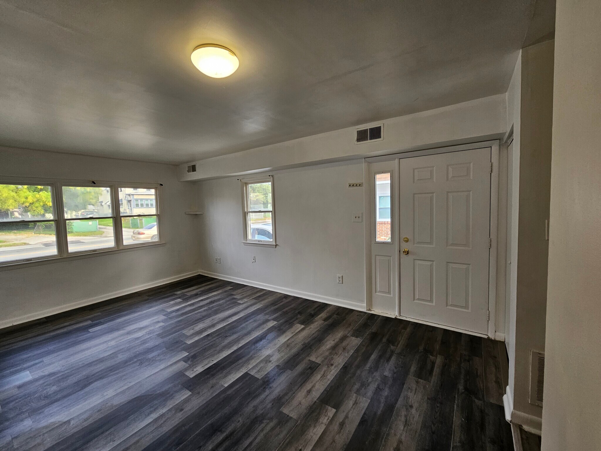 Building Photo - 806 W Oak Ln