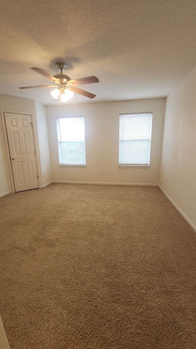 Building Photo - Lovely 2 bedroom move-in ready condo located in The Gables community!