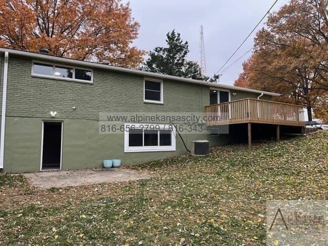 Building Photo - Available Mid January! 5 Bedrooms, PLUS Rec Room in Gladstone!