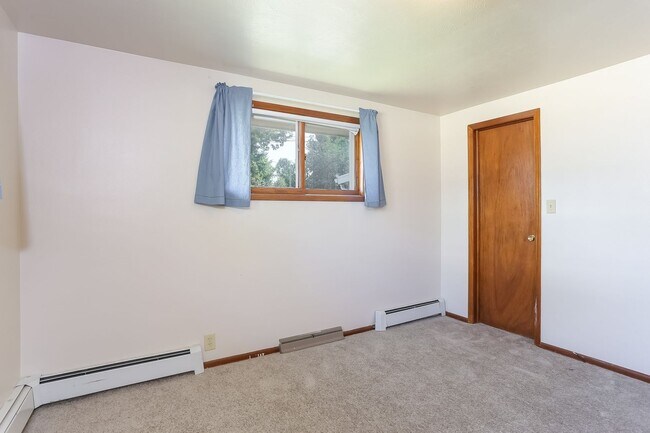 Building Photo - 2408 Lake Dr