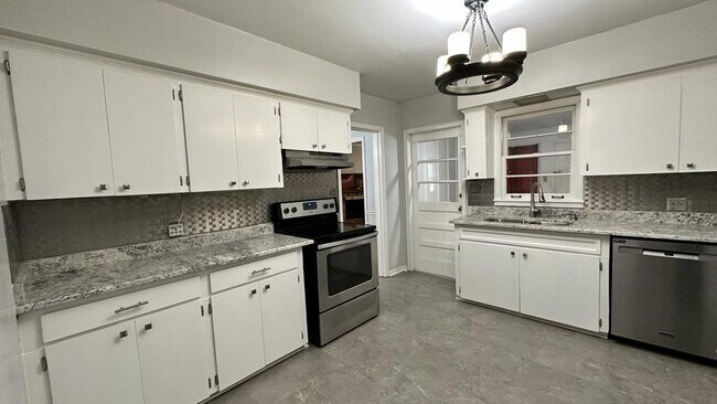 Building Photo - 2766 N Barksdale Dr
