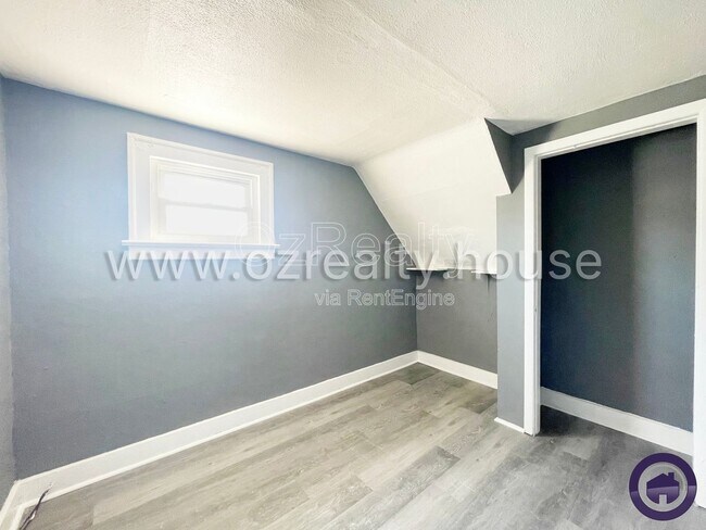 Building Photo - 1402 Prouty Ave