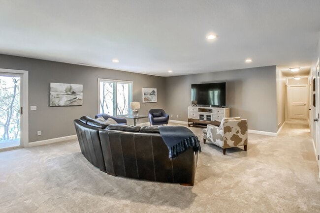 Building Photo - Warm and Luxurious 4 bedroom Executive Estate