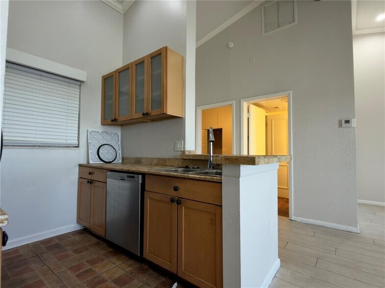 Building Photo - 2831 N Oakland Forest Dr