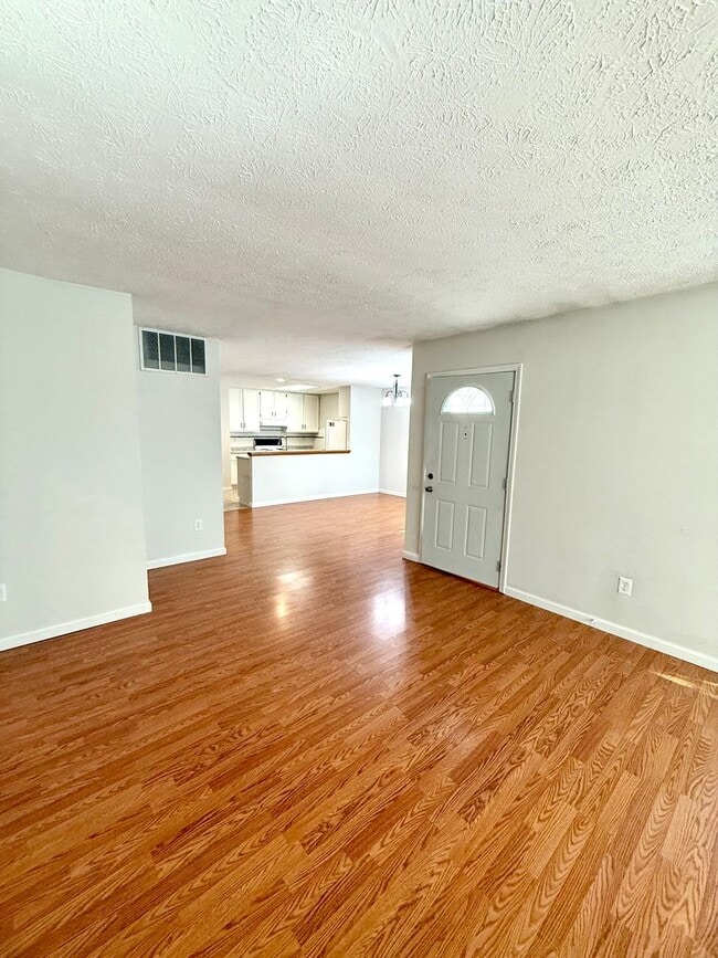 Building Photo - 2 BEDRM CONDO AVAILABLE NOW! MONTHLY RENT ...