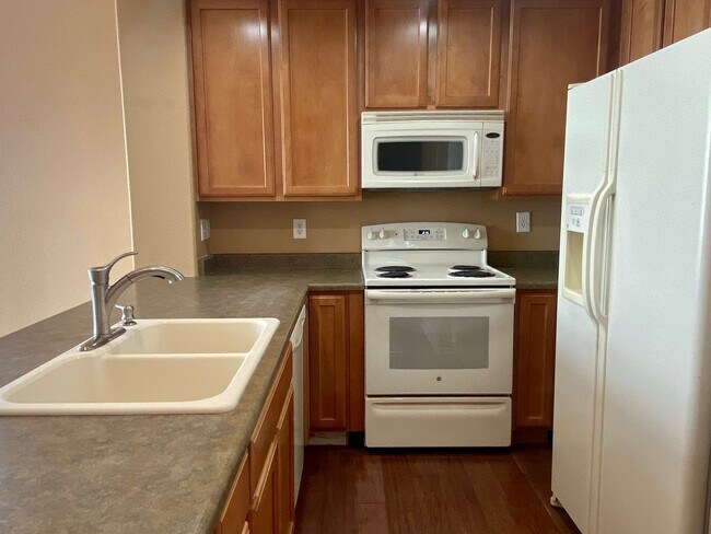 Building Photo - 2 Bedroom 2 1/2 Bath with Gorgeous Views