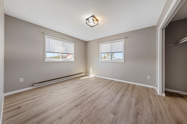 Building Photo - 1402 Division St W